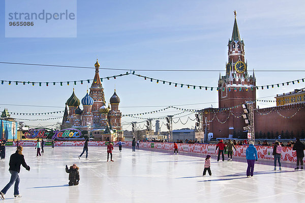 Eisbahn auf dem Roten Platz im Winter  Basilius-Kathedrale hinten  Erlöserturm des Kremls rechts  Moskau  Russland  Europa