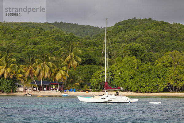 Strand mit Segelboot  Marie Galante  Guadeloupe  Nordamerika