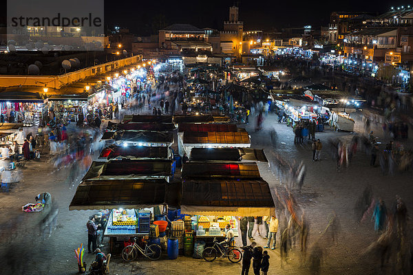 Djemaa el Fna  Platz der Gehenkten  Gauklerplatz  bei Nacht  Marrakesch  Marokko  Afrika