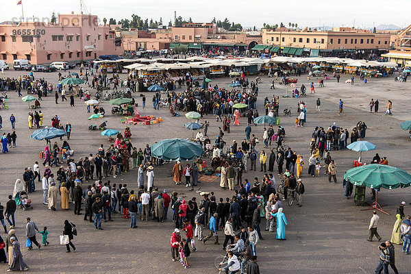 Djemaa el Fna  Platz der Gehenkten  Gauklerplatz  Marrakesch  Marokko  Afrika