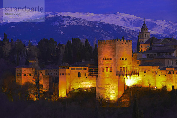 Alhambra  UNESCO Weltkulturerbe  in der Abenddämmerung  Sierra Nevada  Granada  Andalusien  Spanien  Europa
