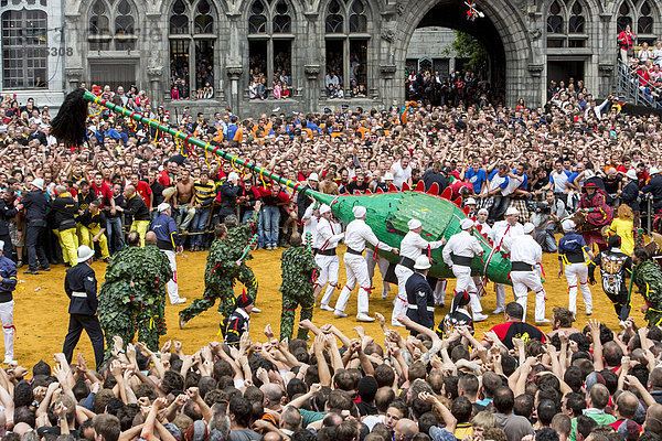 Lumecon  der Kampf des Hl. Georg gegen den Drachen  Höhepunkt des Stadtfests Doudou  Grand Place  Mons  Hennegau  Wallonische Region  Belgien  Europa