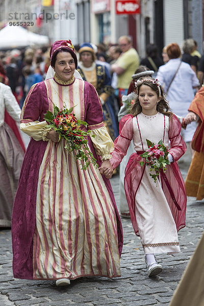 Stadtfest Doudou  Prozession von 1500 Menschen  teils in Originalgewändern  seit dem 13. Jahrhundert  Europäische Kulturhauptstadt 2015  Mons  Wallonien  Belgien  Europa