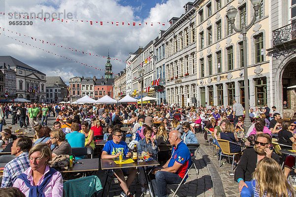 Stadtfest Doudou  Menschen feiern in Straßencafés auf dem Grand Place  Europäische Kulturhauptstadt 2015  Mons  Wallonien  Belgien  Europa