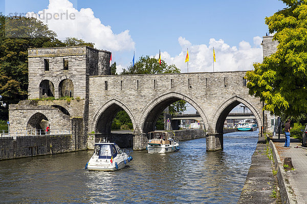 Brücke Pont des Trous  Teil einer ehemaligen Stadtmauer  über den Fluss Schelde  Tournai  Hainaut  Belgien  Europa