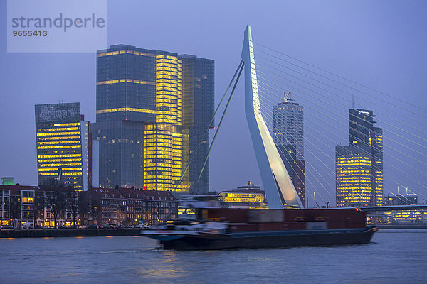 Skyline an der Nieuwe Maas  Erasmus-Brücke und Hochhäuser am Stadtteil Kop van Zuid  Rotterdam  Holland  Niederlande  Europa