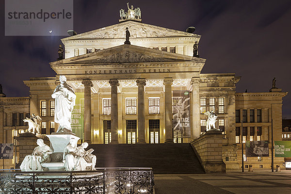Schauspielhaus Berlin am Gendarmenmarkt und Schiller-Statue  Berlin  Deutschland  Europa
