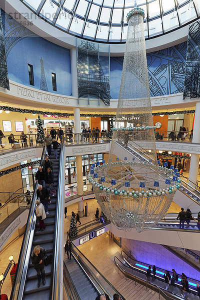 Shopping-Mall mit Weihnachtsdekoration  Einkaufszentrum Limbecker Platz  Essen  Nordrhein-Westfalen  Deutschland  Europa