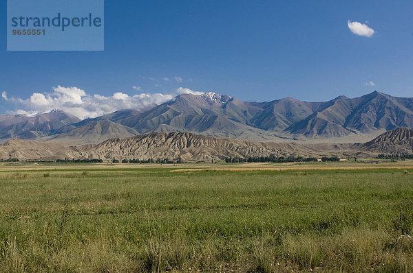 Weite Berglandschaft zwischen Bishkek und Song Köl  Kirgisistan  Zentralasien