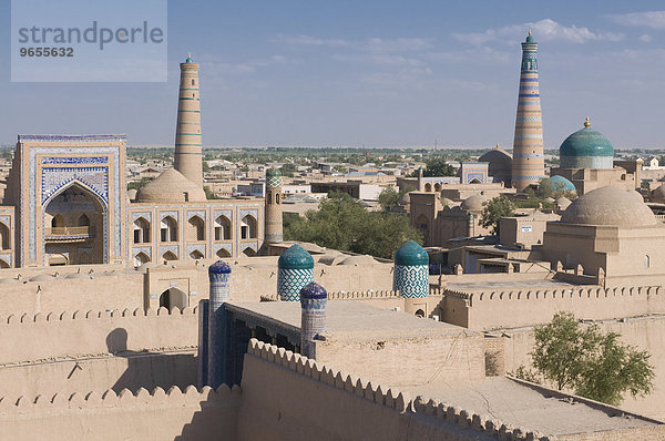 Blick auf die Moscheen und Medressas in der Ichon Qala Festung  Khiva  Usbekistan  Zentralasien  Asien