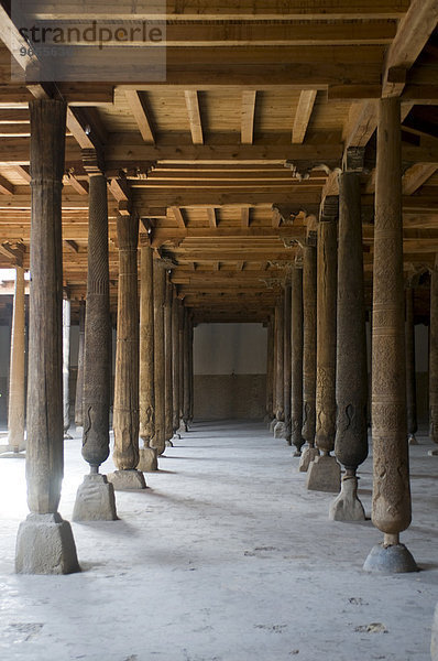 Verzierte Holzsäulen der Juma Moschee  Khiva  Usbekistan  Zentralasien  Asien