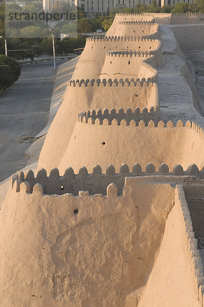 Mächtige Stadtmauer der Ichon-Qala Festung  Khiva  Usbekistan  Zentralasien  Asien