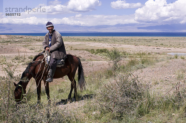 Reiter auf Pferd  Issy Köl  Kirgisistan  Zentralasien
