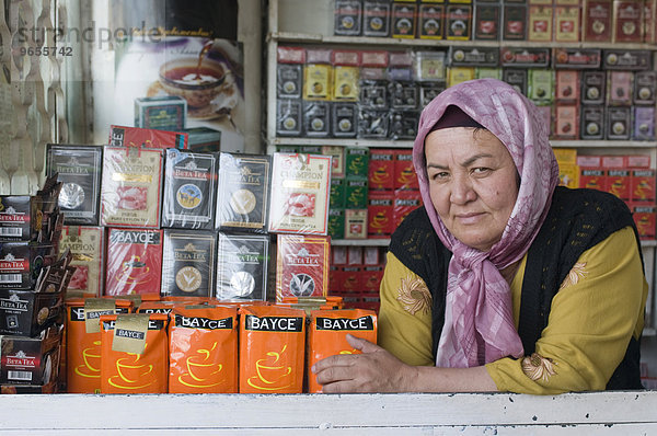 Frau verkauft traditionellen Tee  Osh  Kirgisistan  Zentralasien