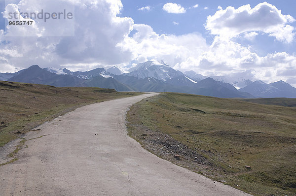 Landstraße führt in die Berge bei Sary Tash  Kirgisistan  Zentralasien