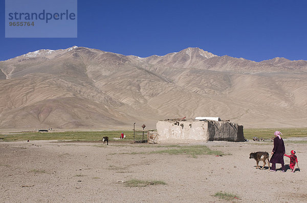 Kleine Hütte und Menschen in der Wildnis  Bulunkul  Pamirgebirge  Tadschikistan  Zentralasien  Asien