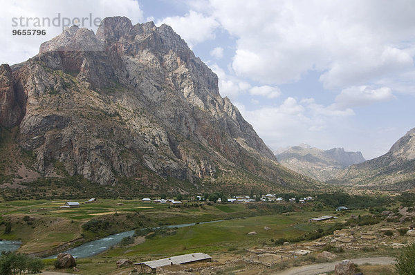 Fanberge mit Fluss  Iskanderkul  Tadschikistan  Zentralasien  Asien