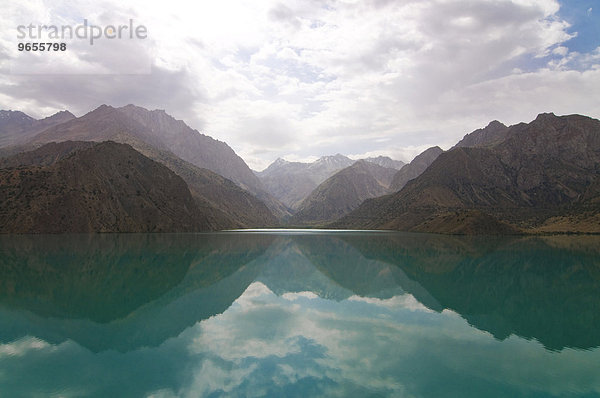 Türkisfarbener Alexandersee in den Fanbergen  Iskanderkul  Tadschikistan  Zentralasien  Asien