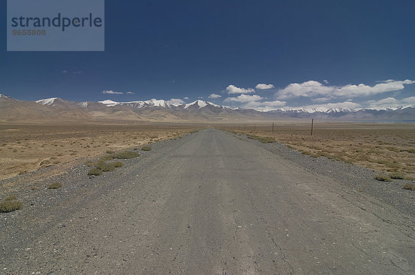 Landstraße führt in die Wildnis  Karakul  Pamirgebirge  Tadschikistan  Zentralasien  Asien