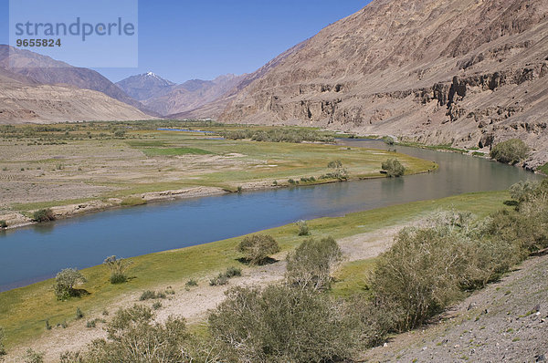 Fluss fließt durch das Madyian Tal  Pamirgebirge  Tadschikistan  Zentralasien  Asien