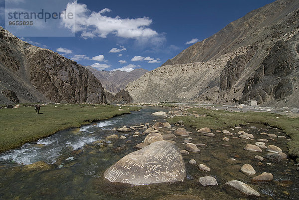 Inschriften auf Fels im Fluss durch das Madyian Tal  Pamirgebirge  Tadschikistan  Zentralasien  Asien