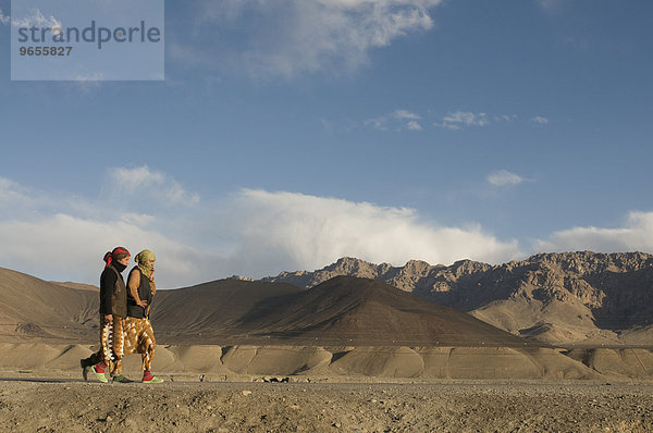 Zwei Frauen in der bergigen Landschaft um Murgab  Pamirgebirge  Tadschikistan  Zentralasien  Asien