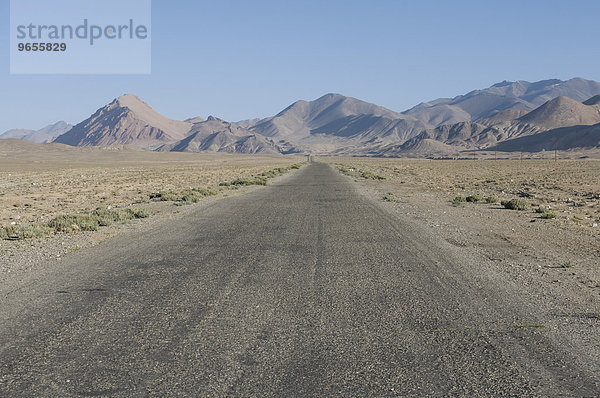 Pamir Highway führt in die Wildnis  Pamirgebirge  Tadschikistan  Zentralasien  Asien
