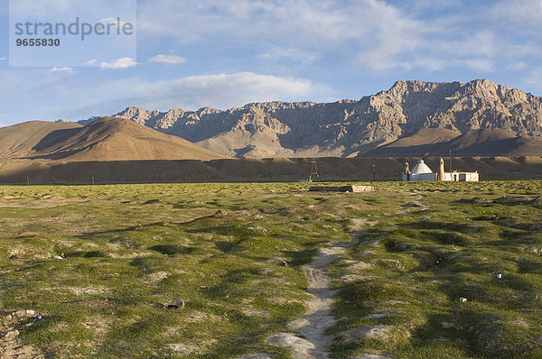 Moschee in weiter felsiger Landschaft  Murgab  Tadschikistan  Zentralasien  Asien
