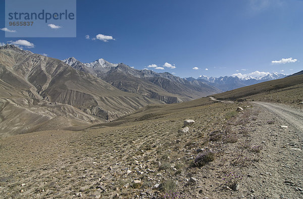 Feldweg durch Berglandschaft im Wakhan Tal  Pamirgebirge  Tadschikistan  Zentralasien  Asien