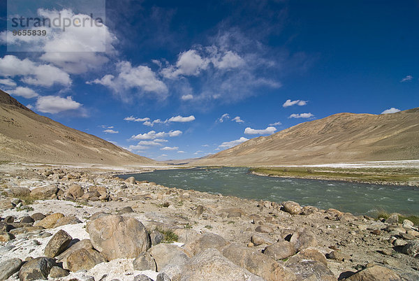 Berglandschaft und Fluss im Wakhan Tal  Pamirgebirge  Tadschikistan  Zentralasien  Asien
