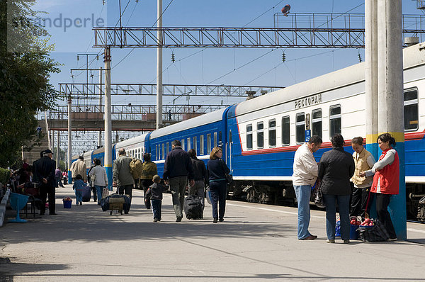 Bahnhof mit Reisenden und Zügen  Almaty  Kasachstan  Zentralasien  Asien