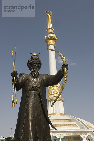Statue mit Schwert vor dem turkmenischen Unabhängigkeitsdenkmal  Aschgabat  Turkmenistan  Zentralasien  Asien