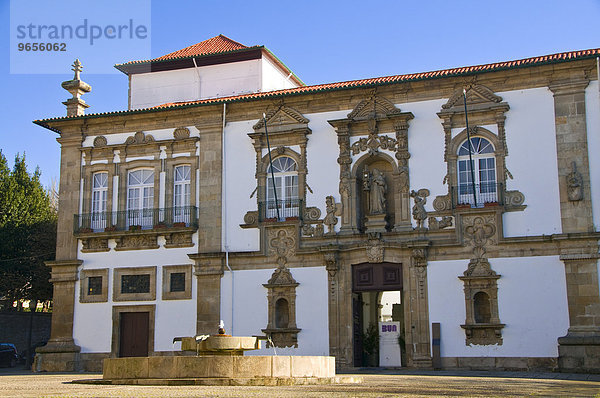 Historisches Herrenhaus in der Altstadt von Guimarães  Guimaraes  Portugal  Europa