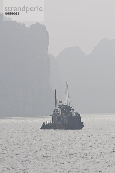 Boot im Nebel  Halong Bucht  Vietnam  Asien
