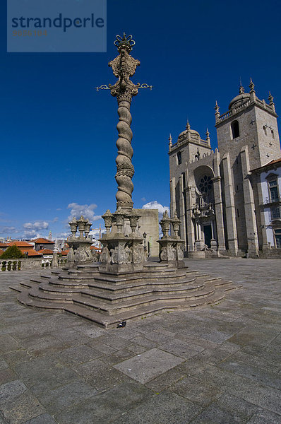 Säule vor der Kathedrale von Porto  Sé do Porto  in Porto  Portugal  Europa
