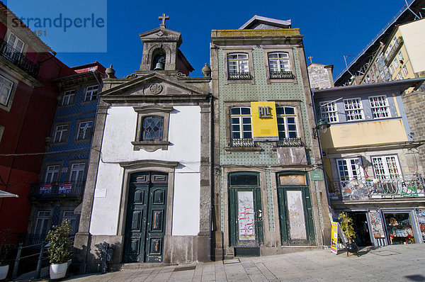 Kleine Kapelle zwischen Häusern  Porto  Portugal  Europa
