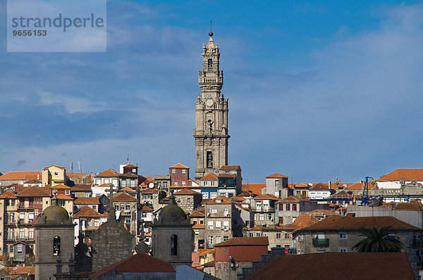 Clérigos Kirche mit Panoramablick von Porto  Portugal  Europa