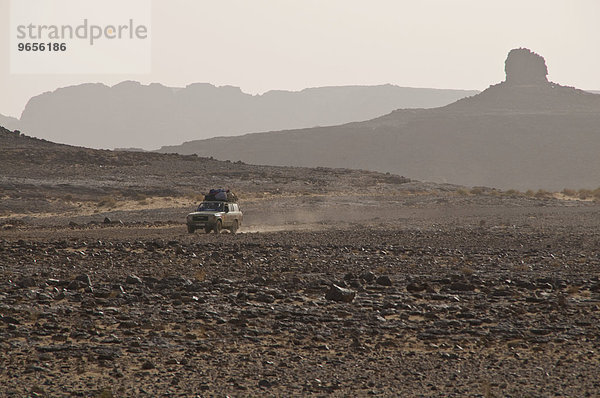Geländefahrzeug in Felslandschaft  Tasset  Algerien  Afrika