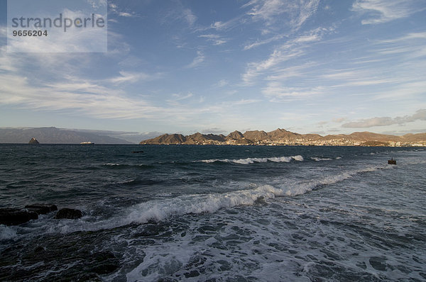 Strand von San Vincente mit Blick zur Stadt  Mindelo  Kap Verde  Afrika