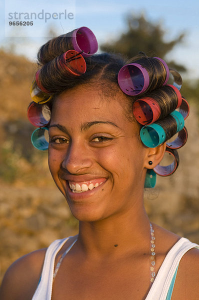 Lächelnde einheimische Frau  mit Lockenwicklern  Fogo  Kapverden  Afrika