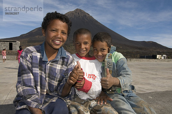 Lächelnde Jungen vor einem Vulkan auf Fogo  Kapverdische Inseln  Afrika