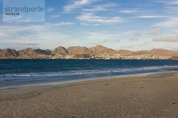 Strand von San Vincente mit Blick zur Stadt  Mindelo  Kap Verde  Afrika