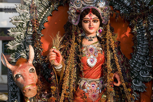 Statue einer hinduistischen Göttin am Straßenrand  Kalkutta  Indien  Asien