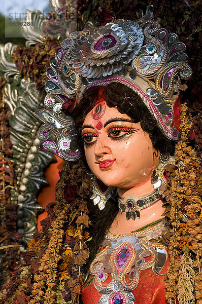 Statue einer hinduistischen Göttin am Straßenrand  Kalkutta  Indien  Asien