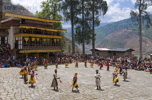 Religiöses Fest mit männlichen Besuchern und Tänzen  Paro Tsechu  Bhutan  Asien