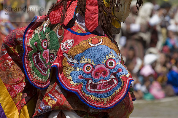 Nahaufnahme von einem traditionellen Kleid bei einem religiösen Fest mit männlichen Besuchern und Tänzen  Paro Tsechu  Bhutan  Asien
