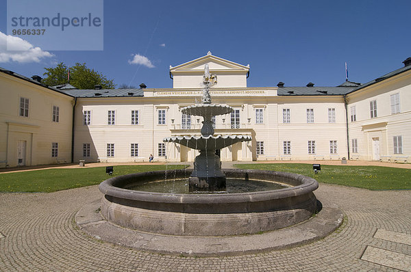Schloss Königswart mit Brunnen im Innenhof  Kynzvart  Tschechische Republik  Europa