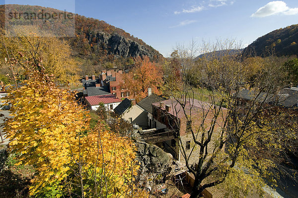 Kleine Häuser in Harpers Ferry  umgeben von Bäumen  Maryland  USA  Nordamerika