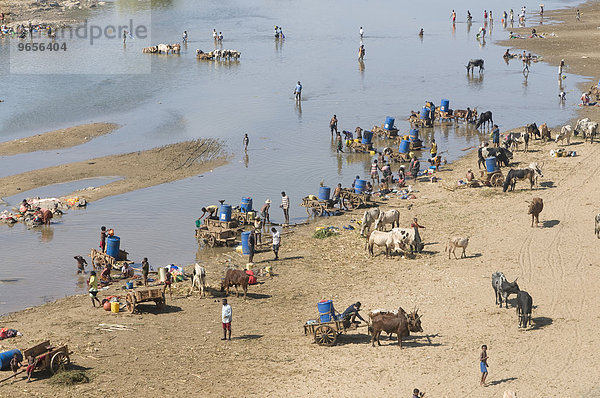 Menschen holen Trinkwasser am Mandrare Fluss  Madagaskar  Afrika