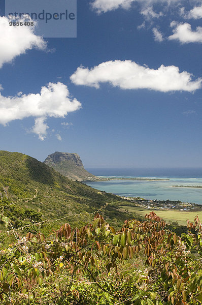 Blick in Richtung der Insel Le Morne Brabant  Mauritius  Afrika